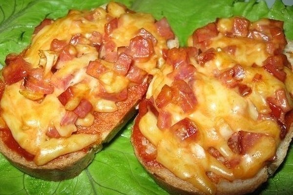 3. Горячие бутерброды с сосисками