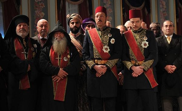 Kurtlar Vadisi'ndeki Kara rolüyle akıllara kazanan usta oyuncu Hakan Boyav da İngilizlerle işbirliği içindeki hain Mahmud Paşa'ya can veriyor.