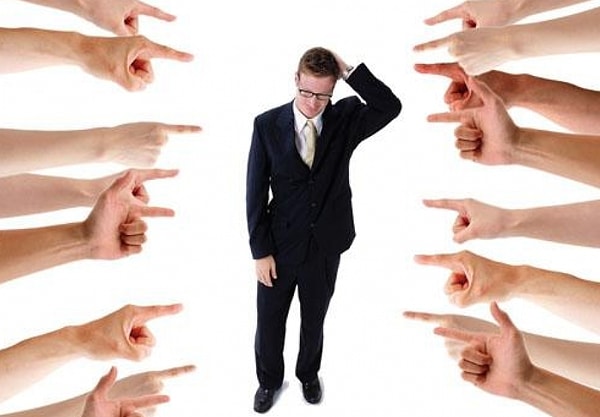 8. В компании незнакомых людей вы будете вести себя...