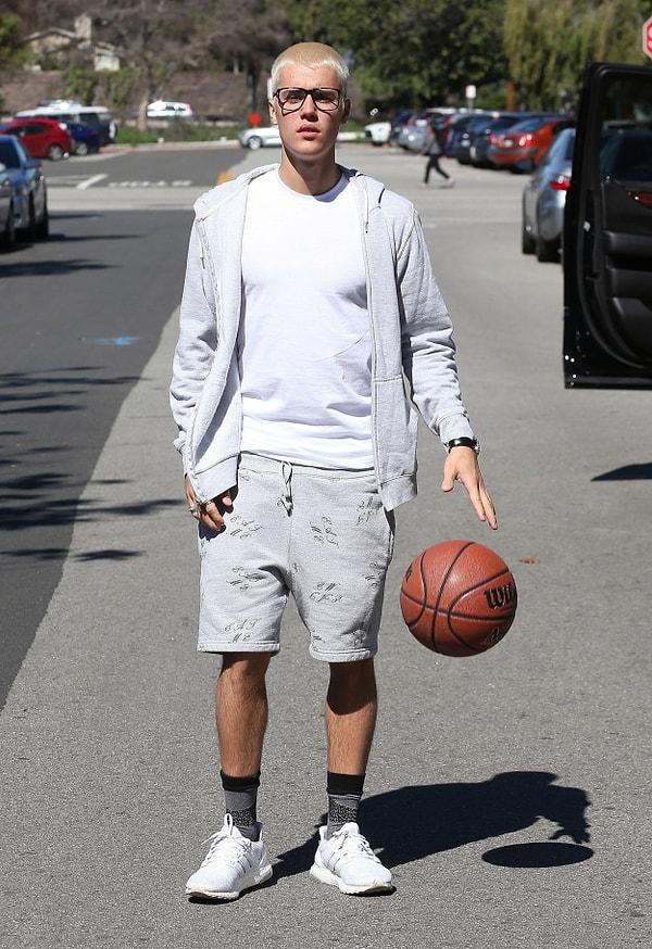 3. Justin Bieber basketbol topu sürdü.