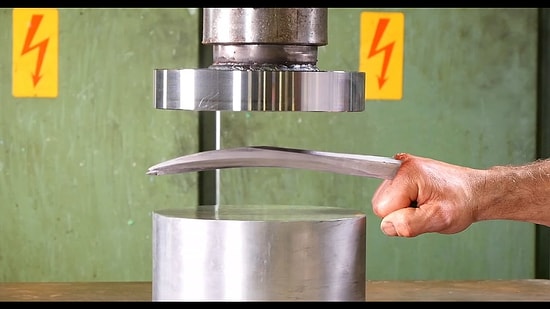 Adamantium Hidrolik Pres Makinesinin Altında Kalırsa Ne Olur?