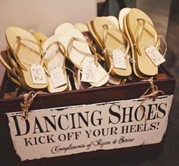 17. Topuklu ayakkabılarından bir an önce kurtulmak isteyen kadınların düşünüldüğü düğün organizasyonu.