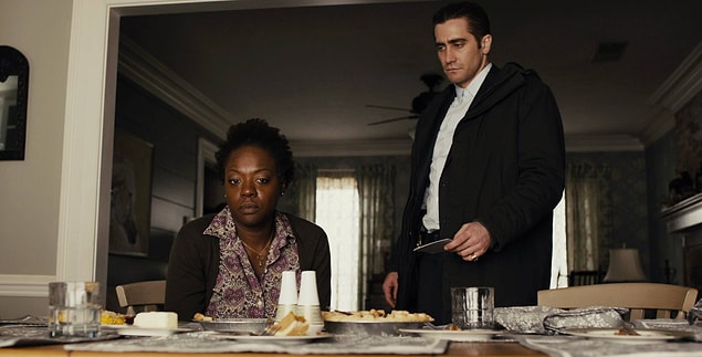 #9 İzlenmesi gereken bir diğer filminde bu yılın esaslı filmlerinden Arrival'ın yönetmeniyle çalışmıştı: Prisoners (2013)