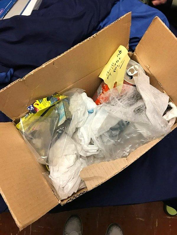 Evet, kutunun içinde fazlasıyla kağıt olduğu doğruydu. Kendi kullanılmış kağıtları. Öyle ki annesi Connor'ın tatil ziyaretinde atmaya üşendiği çöpleri okuluna postalamıştı.