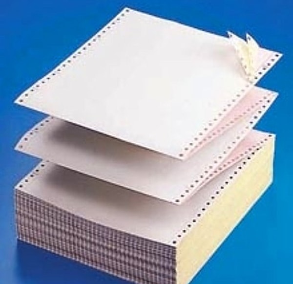 15. Меган Фокс боится сухой бумаги