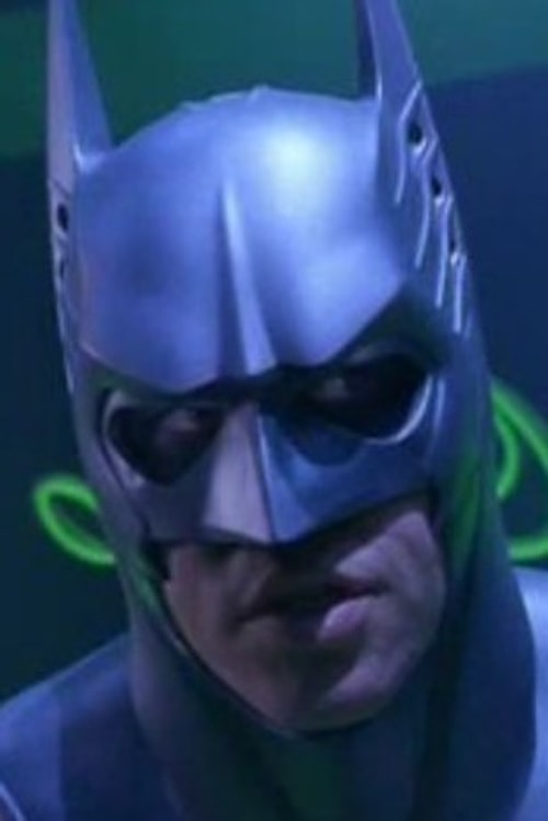 Christian Bale, Batman başlıyor için ekran testine 1995 yılında Batman Daima filmi için Val Kilmer'e hazırlanan kostümle çıktı.