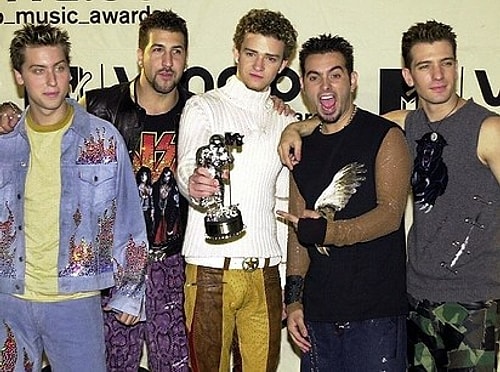 Yıldız Savaşları: Bölüm 2'nin iki sahnesinde Joey Fatone, JC Chasez, ve Chris Kirkpatrick ekstra rol aldılar. Sahneleri en sonunda filmden kesildi.