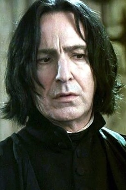 Ela gözleri olan Alan Rickman'ın Harry Potter filmlerindeki karakteri için siyah lensler kullanması gerekiyordu.