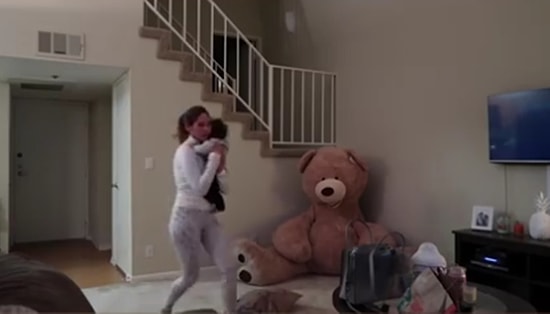 Этот плюшевый медведь до смерти напугал девушку 😱