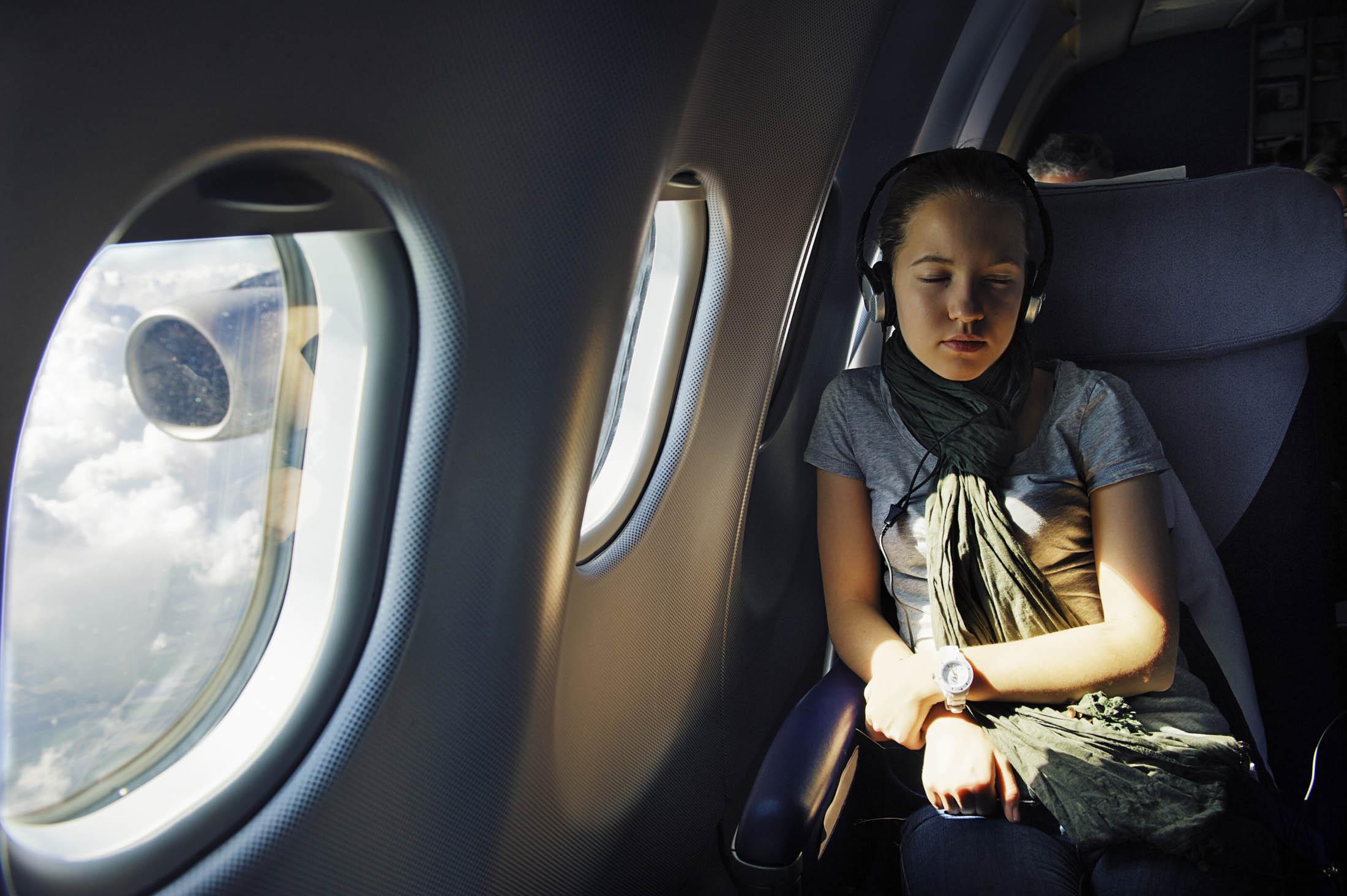 К чему снится лететь в самолете женщине. Девушка в самолете. Люди в самолете. Фотосессия с самолетом. Подросток в самолёте.