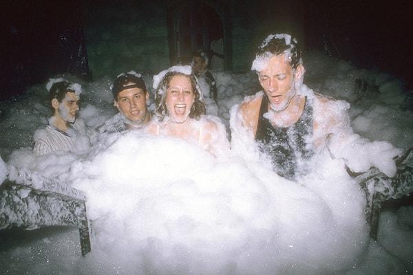 5. Limelight'ta bir grup genç köpük partisinde, 1995.