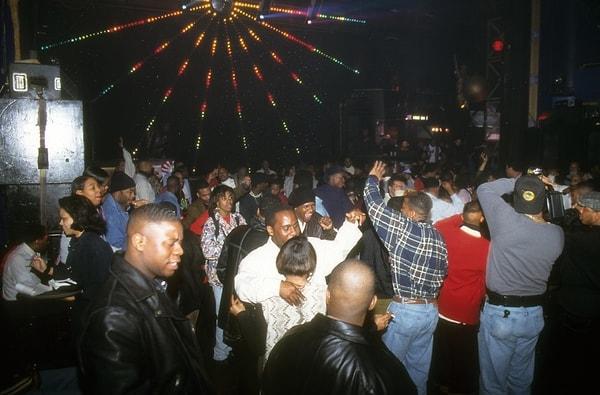 12. Kalabalık, Club Expo'da bir partide dans ederken, 1995.