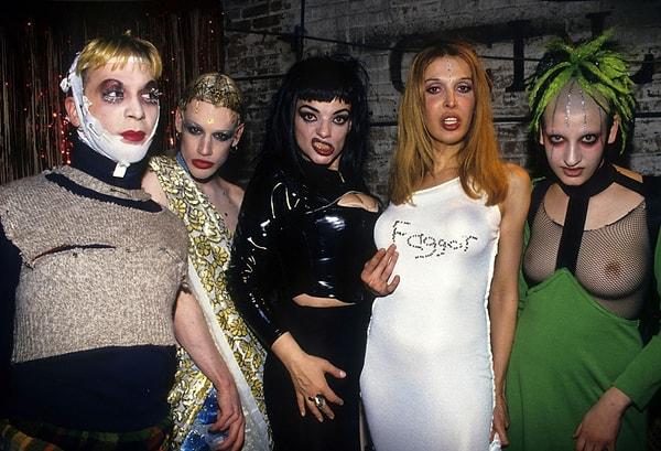 19. Kulüp çocukları Michael Alig, Richie Rich, Nina Hagen, Sophia Lamar, ve Jenny Talia Tunnel Club'da poz verirken, 1993.