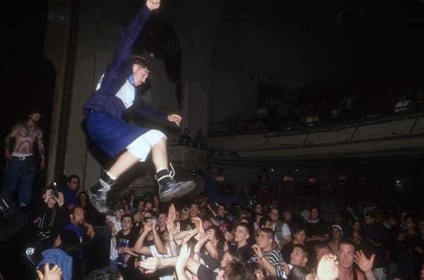 23. 1993 yılında bilinmeyen bir konser mekanında genç bir adam kalabalığa atlarken.