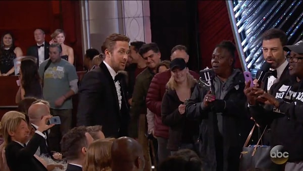 5. Райан Гослинг чмокнул женщину в щечку, и она отреагировала так, как и любая девушка, если бы оказалась на ее месте...