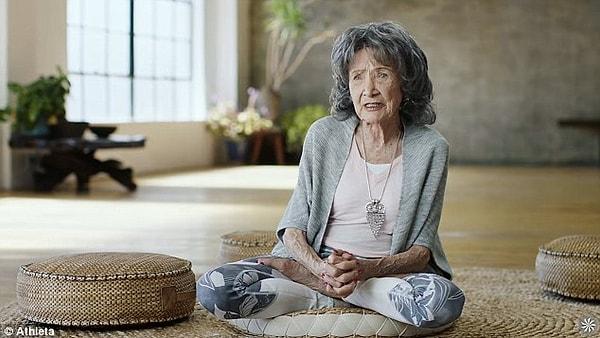 1. 98 yaşındaki Tao Porchon-Lynch, 75 yıldır insanlara yoga öğretebilmek için her sabah saat 5'te uyanıyor.