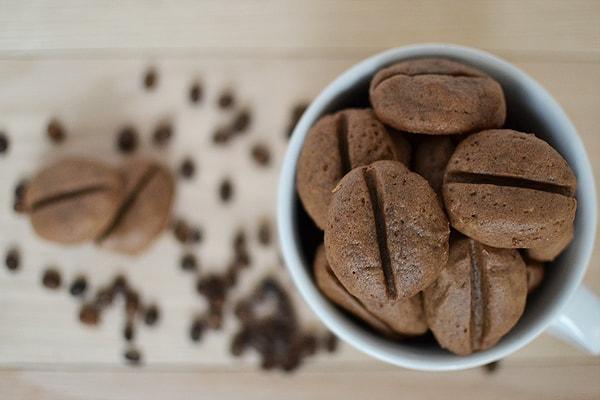2. Kahveli kurabiyenize kahve çekirdeği şeklini veriyoruz!
