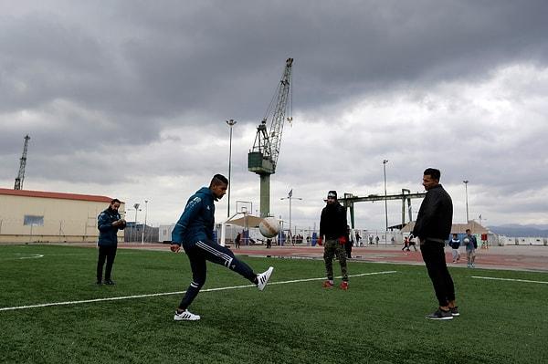 Takımda yer alan 23 yaşındaki Suriyeli futbolcu Hozaifa Hajdepo ise sıkılmamak için bir şeyler yapmak zorunda olduklarını söylüyor.