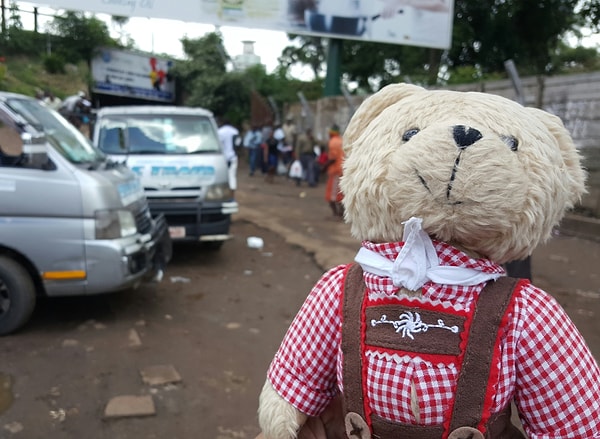 Передвигались мы на малюсеньких тесных автобусах практически по внедорожью.