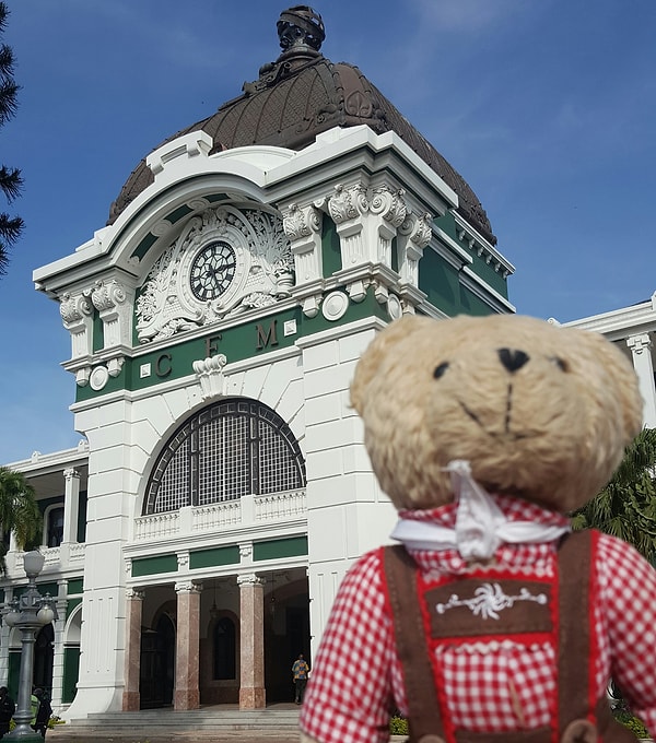 Эфе сказал, что приехав в какую бы то ни было страну, важно посетить ее музеи и познакомиться с крупными произведениями искусства. Я пошел дальше и ознакомился с историей каждой страны.