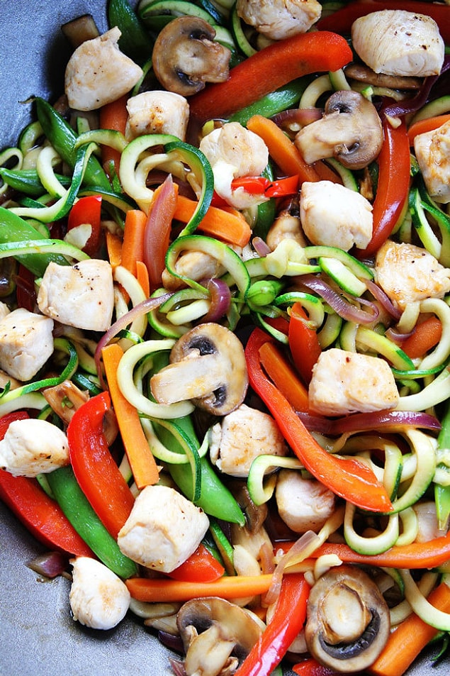 7. Tavuklu, Kabaklı, Kızarmış Sebzeli Noodle