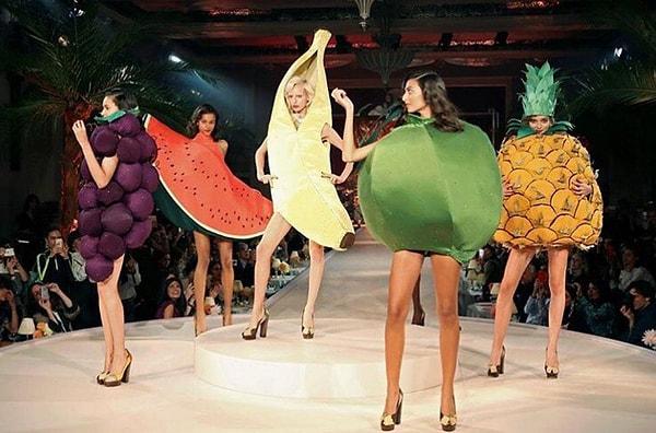 5. Charlotte Olympia'dan meyve kostümleri. Tam 2017 baharına göre!