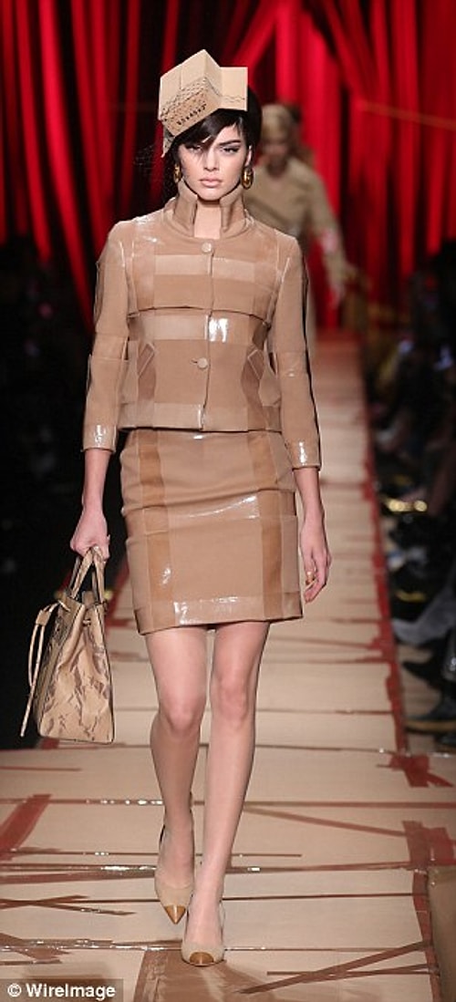 Moschino defilesinde kargo paketi olarak yürüyen hanım kızlarımız: Kendall Jenner ve Gigi Hadid.