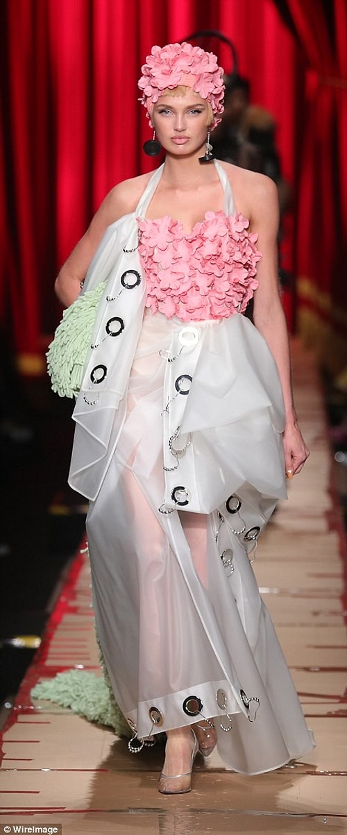Moschino her şeyden elbise yapabildiğini kanıtlamış diyebiliriz. Mesela duş perdesi ya da patlatmalık koruma!