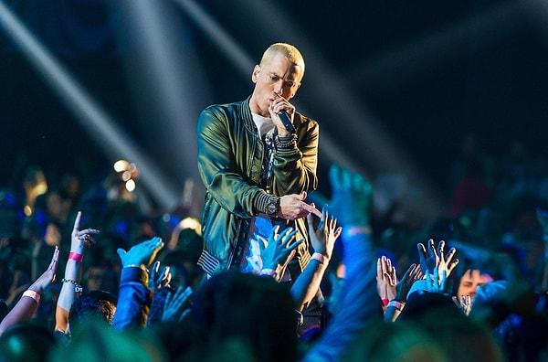 11. Tüm rap sanatçıları altınlar pırlantalar ve pahalı arabalarla gezerken, sade yaşamayı tercih eden Eminem'e de "cimri" etiketi düşüyor.
