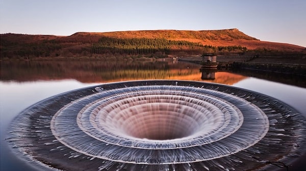 6. Кажется, что из этой дыры вот-вот выпрыгнет подводный монстр