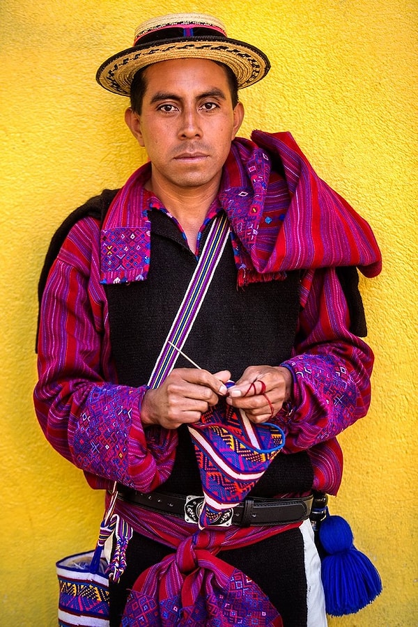 11. Мужчина народа Майя из Сан Хуан Атитан в Гватемале