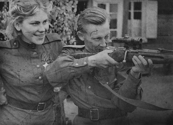 Roza, Sovyetler Birliğinin ilk kadın sniper'ıydı ve 3. Belarus cephesindeki başarıları nedeniyle onur madalyasıyla layık görüldü.