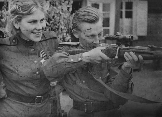 Roza, Sovyetler Birliğinin ilk kadın sniper'ıydı ve 3. Belarus cephesindeki başarıları nedeniyle onur madalyasıyla layık görüldü.