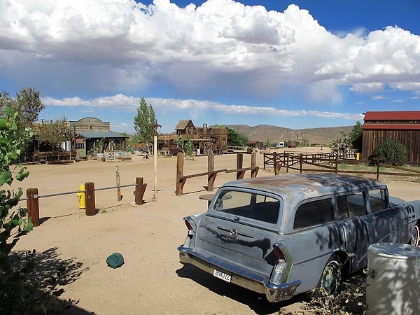 5. Но время шло, интересы Голливуда менялись, и постепенно из приносящей огромную прибыль съемочной площадки Пайониртаун превратился в местную достопримечательность для туристов.