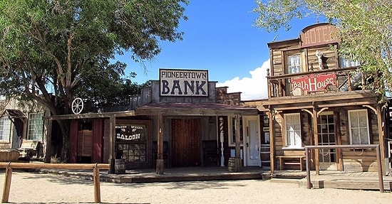 Пайониртаун: заброшенная съемочная площадка, превратившаяся в настоящий город