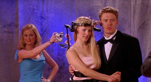 14. Bayan George, Regina ve Shane'in arkadan fotoğrafını çekiyor. Herhalde elbiseyi her yönden kareye almak istedi.
