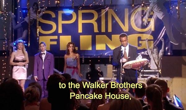 16. Spring Fling Kraliçesi seçildiğinde Cady bir pankek evinden hediye çeki kazanıyor. Adı Walker Brother Pancake House olan bu restoran gerçekte var ve çooook lezzetli.