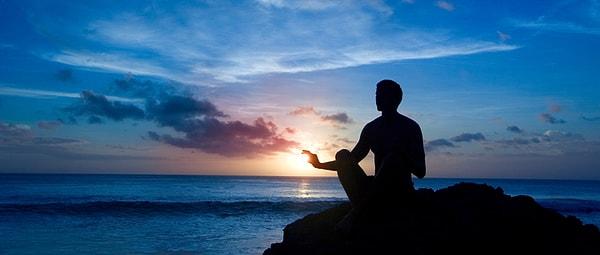 Depersonalizasyonun düzenli olarak meditasyon yapan insanlarda da ortaya çıkabildiği bilinmektedir.