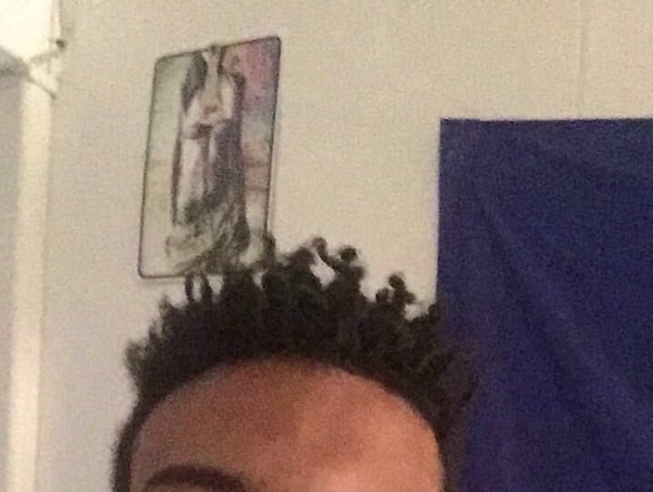 12. Волосы этого парня выглядят так, словно у него на голове что-то происходит.