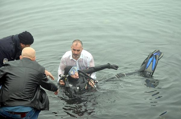 Karamürsel Belediye Başkanı İsmail Yıldırım yardım çağrısı üzerine denize atladı.