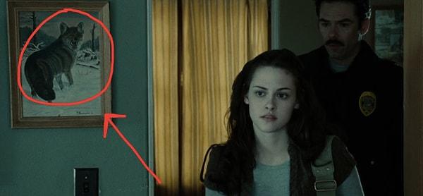 2. Bella'nın odasında kurt fotoğrafı var. Önceden gelen bir mesaj belki?