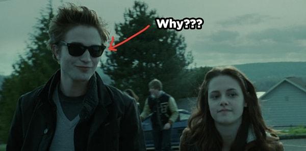 14. Edward Bella ile okula yürürken gözlük takıyor. Madem o kadar güneşliydi hava, Edward bey niye parlamıyor?