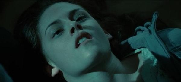 19. Edward kanını emmeye başladığında Bella şaşı maşı bir şey oluyor.