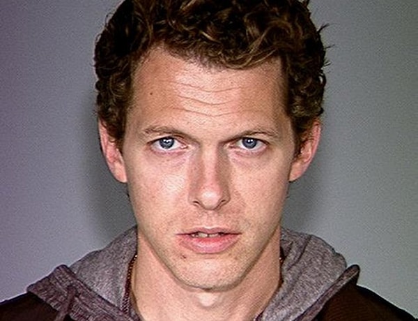 1. Кастинги для детей на съемки "Супер 8" и "Школа рока" проводились осужденным педофилом