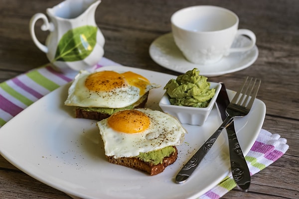 6. Тост с авокадо и яйцом