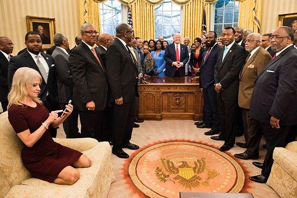 Geçtiğimiz Pazartesi günü Donald Trump 'Afro-Amerikan Tarihi Ayı' sebebiyle bazı liderlerle bir araya geldi. Conway'in Oval Ofis kanepesindeki rahatlığı ise dikkatlerden kaçmadı.