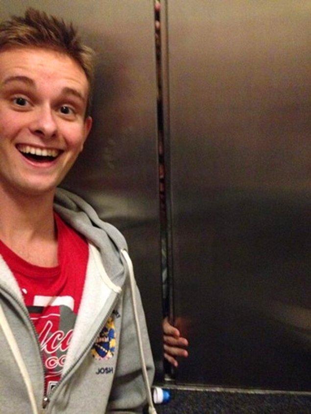 17. Asansörde kalanlarla selfie çektirmek... not cool man, not cool