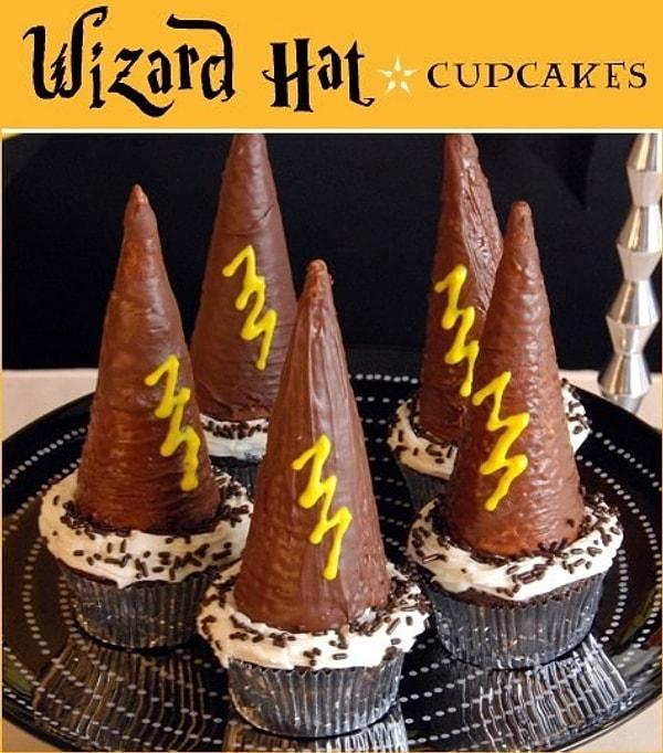16. 'Büyücü Şapkası Cupcake'leri hazırlamak için birkaç külahı ters çevirmeniz yeterli.