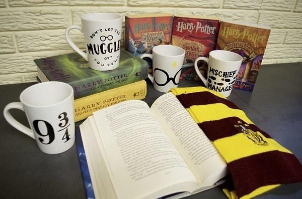 20. Yağlı boya kullanarak kupalarınızı Harry Potter temalarıyla boyayın.