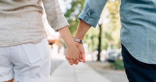 То, как он держит тебя за руку, может рассказать все о его чувствах к тебе!